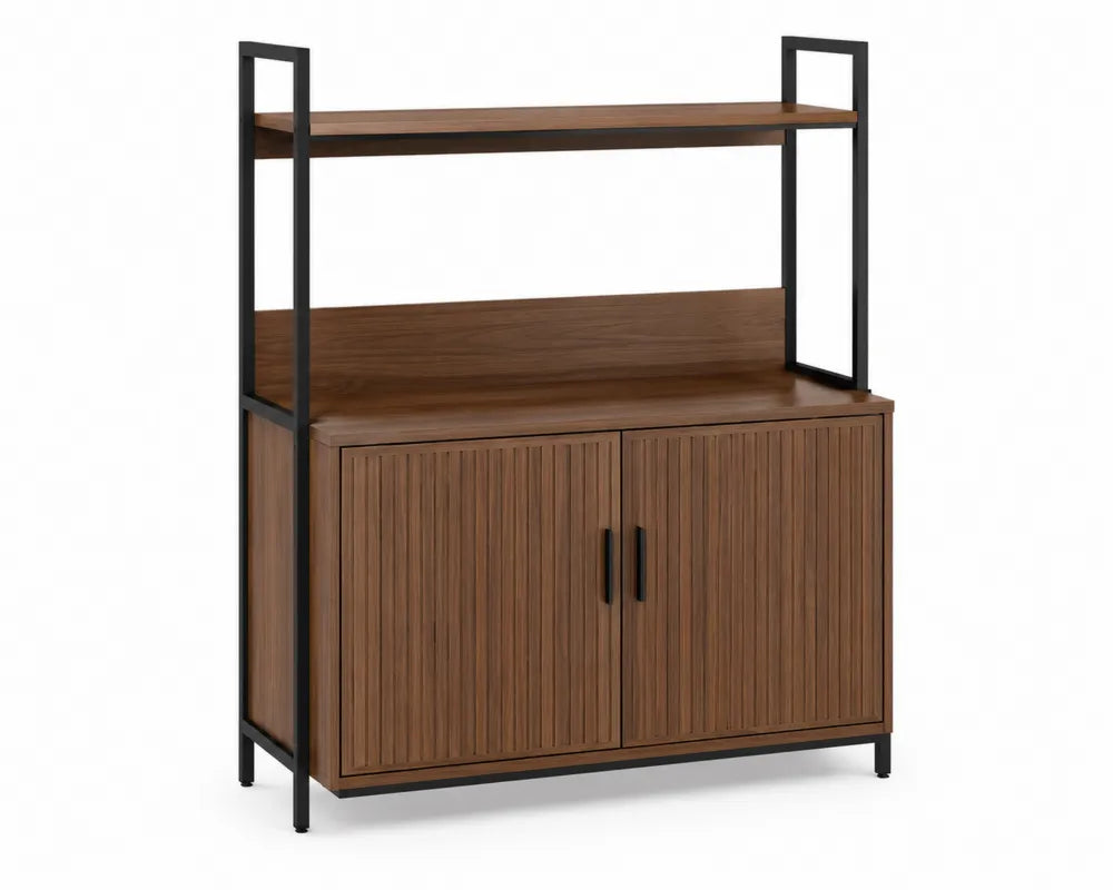 Buffet en bois et métal noir avec étagères